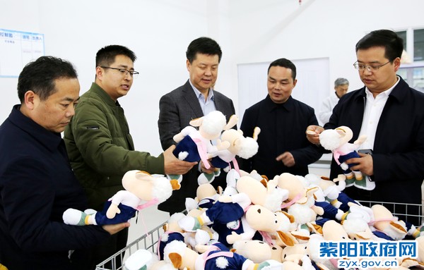 堅(jiān)定不移抓產(chǎn)業(yè)擴(kuò)就業(yè) 千方百計(jì)增加群眾收入——趙立根調(diào)研東木高橋等鎮(zhèn)玩具產(chǎn)業(yè)技術(shù)開(kāi)發(fā)與銷售