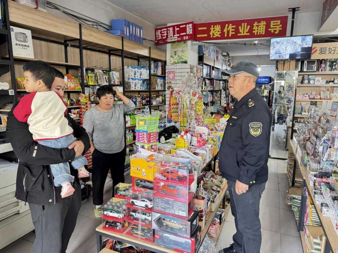 呼和浩特經(jīng)濟技術開發(fā)區(qū)市場監(jiān)管分局織密校園安全網(wǎng) 開展校園周邊專項檢查